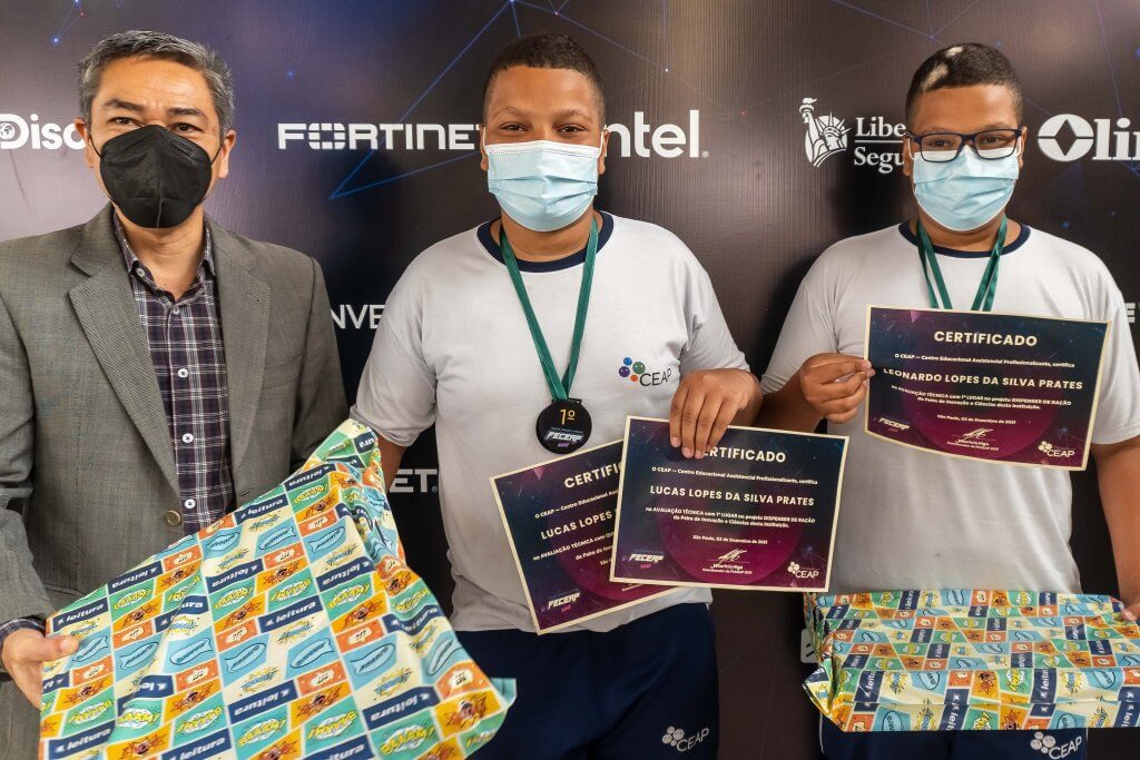 Jovens recebendo prêmios em uma das maiores Feiras de Inovação do Brasil