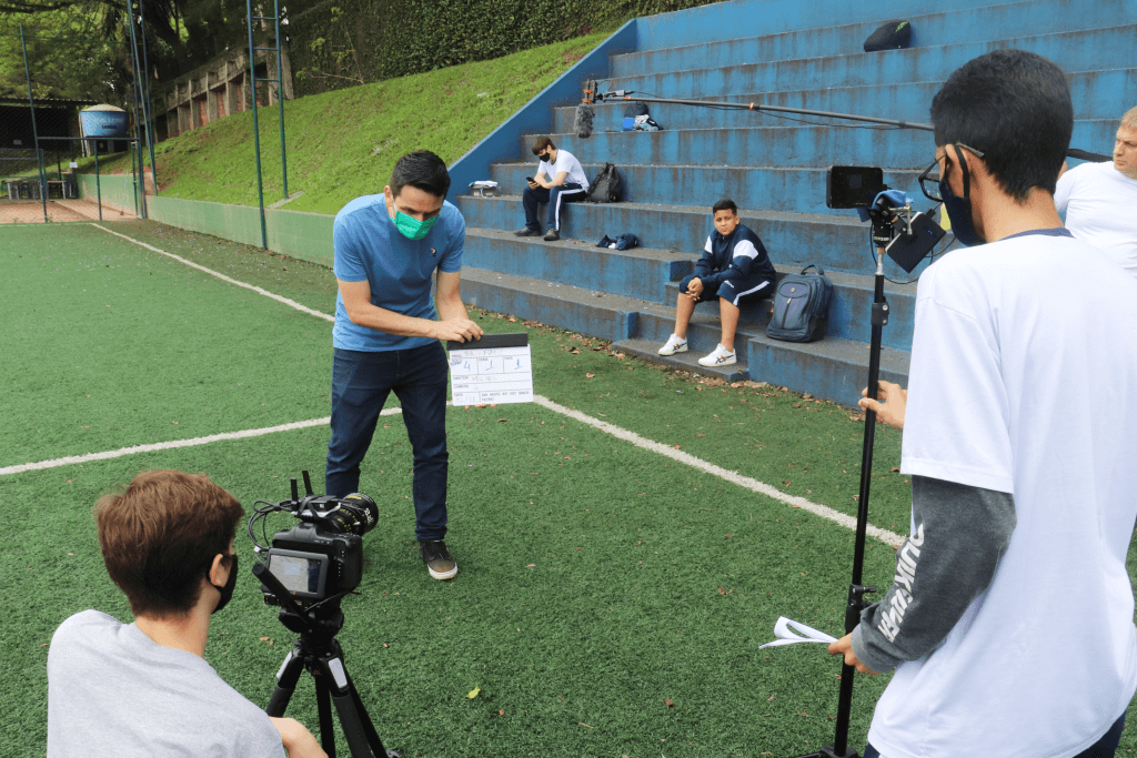 Jovens produzindo um curta metragem de audiovisual no campo society do CEAP. 