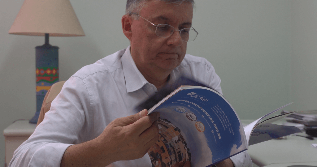 Paulo Neiva, diretor pedagógico do CEAP, prestigiando o centro da educação brasileira em um relatório de atividades.