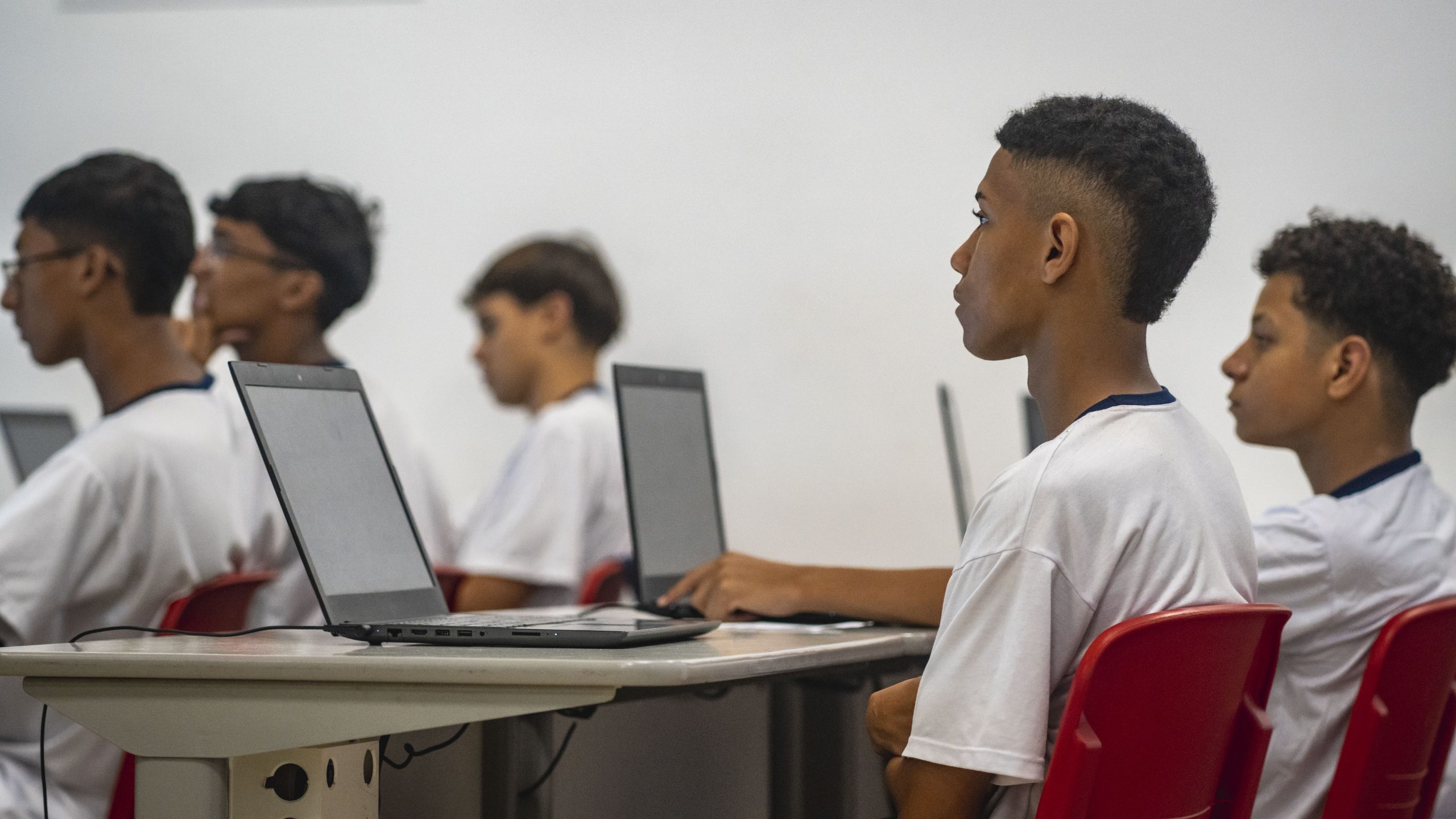 Imagem ilustração para página alunos em sala de aula