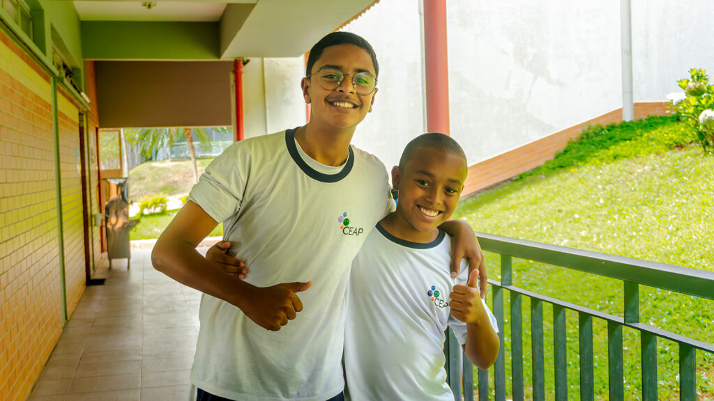 alunos do ceap no corredor da escola